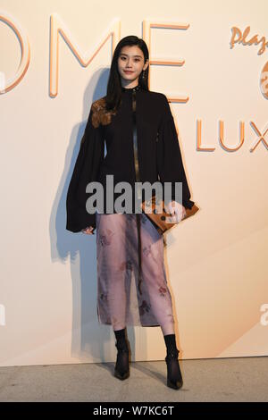 Chinesische supermodel Xi Mengyao, besser als Ming Xi bekannt, stellt während der 'zu Hause Luxus' Partei in Shanghai, China, 8. September 2017. Stockfoto