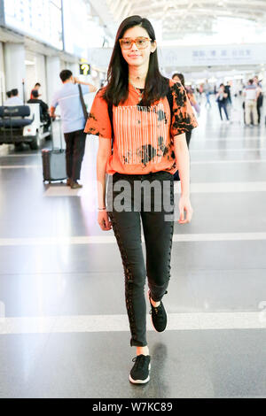 Chinesische supermodel Xi Mengyao, besser als Ming Xi bekannt ist, dargestellt an der Beijing Capital International Flughafen in Peking, China, 7. September 2017. Stockfoto