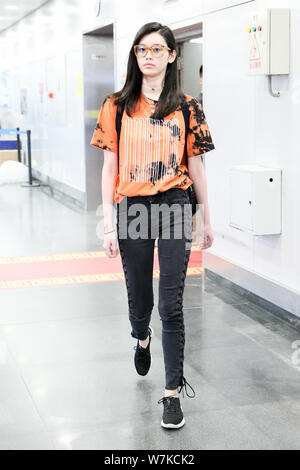 Chinesische supermodel Xi Mengyao, besser als Ming Xi bekannt ist, dargestellt an der Beijing Capital International Flughafen in Peking, China, 7. September 2017. Stockfoto