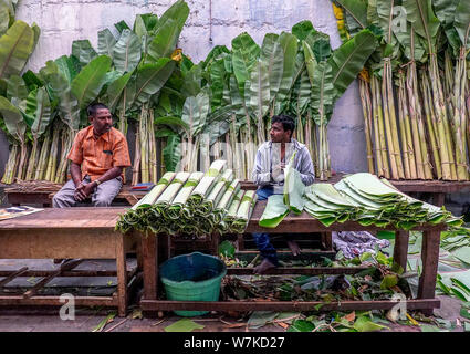 Männer verkaufen frische Banane geht im Keller des KR Blumenmarkt Bangalore in Indien, einem der größten Blume Märkte in Asien Stockfoto