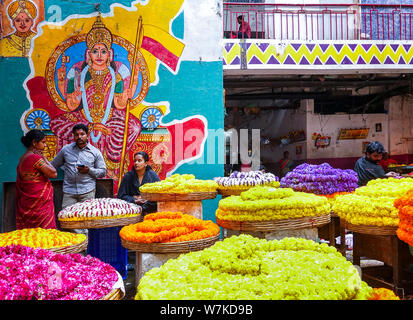 Leute verkaufen frische Blumen im Großhandel im Inneren KR Blumenmarkt in Indien, einem der größten Blume Märkte in Asien Stockfoto