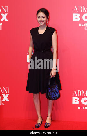 Chinesische Modell und Miss World Zhang Zilin stellt, als sie auf dem roten Teppich für die eröffnungsfeier von Armani, in Peking, China, 8. September eintrifft Stockfoto