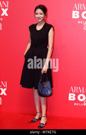 Chinesische Modell und Miss World Zhang Zilin stellt, als sie auf dem roten Teppich für die eröffnungsfeier von Armani, in Peking, China, 8. September eintrifft Stockfoto