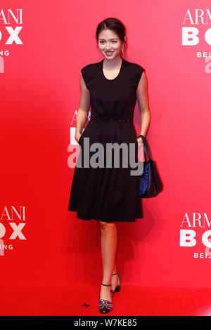 Chinesische Modell und Miss World Zhang Zilin stellt, als sie auf dem roten Teppich für die eröffnungsfeier von Armani, in Peking, China, 8. September eintrifft Stockfoto