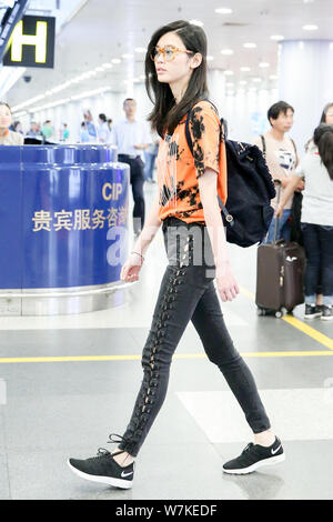Chinesische supermodel Xi Mengyao, besser als Ming Xi bekannt ist, dargestellt an der Beijing Capital International Flughafen in Peking, China, 7. September 2017. Stockfoto