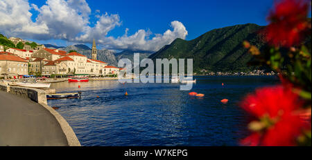 Malerischen Panorama der Postkarte perfekte historische Stadt Perast, alten venezianischen Stadt in der Bucht von Kotor an einem sonnigen Tag im Sommer in Montenegro Stockfoto