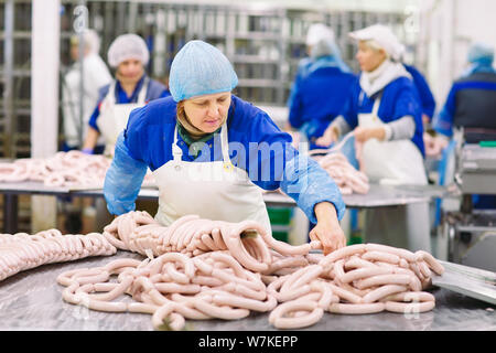 Metzger Verarbeitung Würstchen am Fleisch Fabrik. Stockfoto
