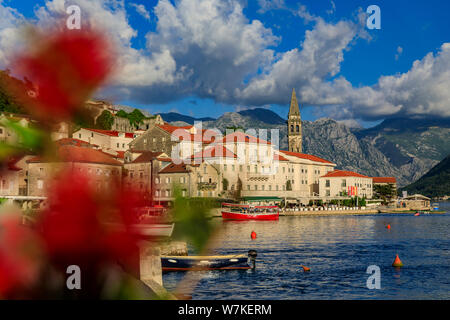 Malerischer Blick auf die Postkarte perfekte historische Stadt Perast, alten venezianischen Stadt in der Bucht von Kotor an einem sonnigen Tag im Sommer in Montenegro Stockfoto