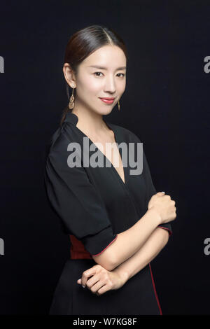 Chinesische Schauspielerin Dong Jie stellt für Portrait Fotos bei einem exklusiven Interview von Imaginechina in Peking, China, 26. September 2017. Stockfoto