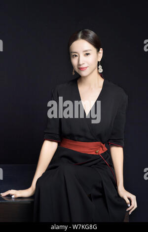 Chinesische Schauspielerin Dong Jie stellt für Portrait Fotos bei einem exklusiven Interview von Imaginechina in Peking, China, 26. September 2017. Stockfoto