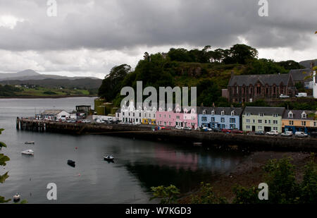 Portree auf der Insel Skye Schottland - 5. September 2012: Bunte Häuser in Portree Stadt, die Hauptstadt der Isle of Skye in den schottischen Highlands. Stockfoto