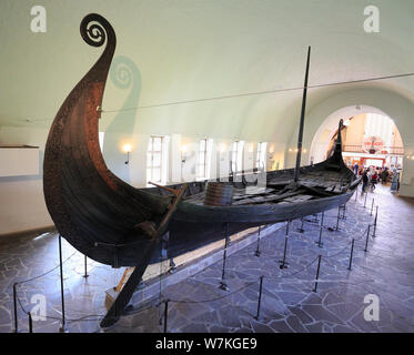 Menschen besuchen Viking Ship Museum in Oslo, Norwegen Stockfoto