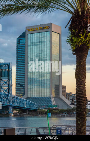 Wells Fargo Center bei Sonnenaufgang in der Innenstadt von Jacksonville, Florida auf dem St. Johns River. (USA) Stockfoto