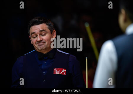 Alan McManus Schottlands reagiert, nachdem er einen Schuss zu Ding Junhui von China in ihrer zweiten Runde während der China Meisterschaft 2017 Snooker zu Stockfoto