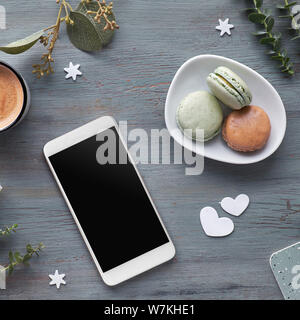 Frühling flach mit Pearl Hyazinthen Blumen, Eukalyptus, Mobiltelefon und dekorative Sterne, Quadrat Zusammensetzung Stockfoto
