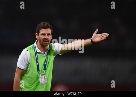 Head Coach Andre Villas-Boas von Shanghai SIPG reagiert, wie Er beobachtet seine Spieler konkurrieren gegen Hebei China Fortune in der 21. Runde während Stockfoto