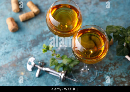 Zwei Gläser mit Weißwein auf einen strukturellen Hintergrund. Kopieren Sie Platz. Für Ihren Text. Close-up. Stockfoto