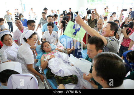 Ein Tourist, der ernsthaft verletzt wurde in der 7,0-Erdbeben in der jiuzhaigou Reiseziel, wird derzeit in einem Krankenhaus in Mianyang behandelt Stockfoto