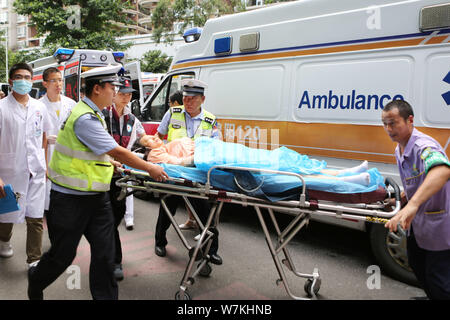 Ein Tourist, der ernsthaft verletzt wurde in der 7,0-Erdbeben in der Jiuzhaigou touristische Destination, in ein Krankenhaus in Mianyang gehetzt wurde, Sout Stockfoto