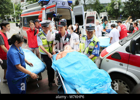 Ein Tourist, der ernsthaft verletzt wurde in der 7,0-Erdbeben in der Jiuzhaigou touristische Destination, in ein Krankenhaus in Mianyang gehetzt wurde, Sout Stockfoto