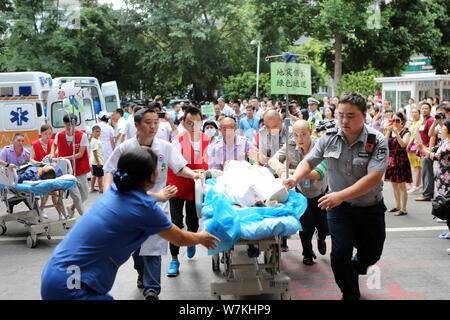 Ein Tourist, der ernsthaft verletzt wurde in der 7,0-Erdbeben in der Jiuzhaigou touristische Destination, in ein Krankenhaus in Mianyang gehetzt wurde, Sout Stockfoto