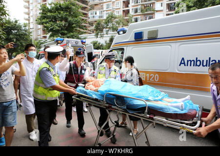 Ein Tourist, der ernsthaft verletzt wurde in der 7,0-Erdbeben in der Jiuzhaigou touristische Destination, in ein Krankenhaus in Mianyang gehetzt wurde, Sout Stockfoto