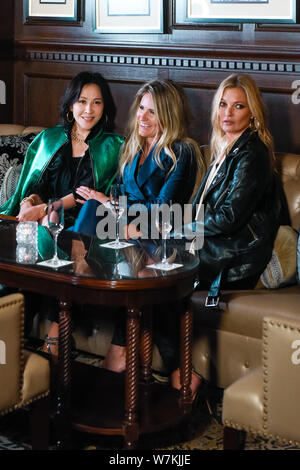 (Von links) Hong Kong Schauspielerin Carina Lau, der niederländische Designer Nikkie Plessen und englischen Modell Kate Moss besuchen eine Werbeveranstaltung für die "NIKKIE' in Shangh Stockfoto