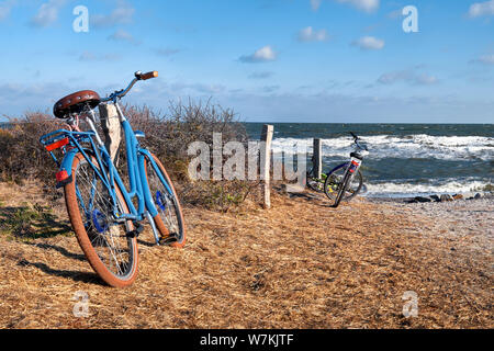 Bikes von dem Eingang zum Strand auf der Insel Hiddensee, Ostsee, Norddeutschland. Hellen Tag mit blauem Himmel im Herbst oder im Winter Stockfoto