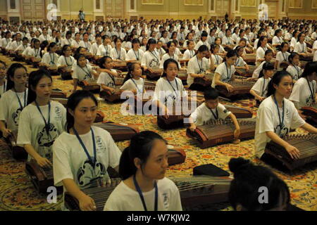 Ein Ensemble von 2500 Guzheng Darsteller führen Sie einen Guinness World Records in Macau, 21. August 2017 zu erstellen. Die ersten Macau International Guzheng Co Stockfoto