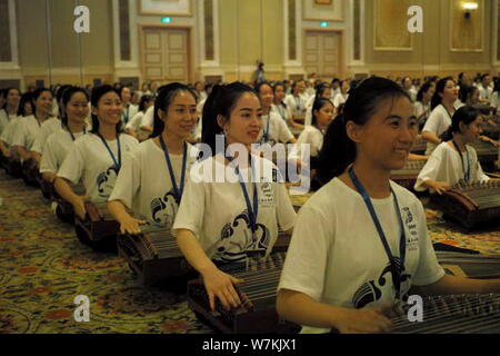 Ein Ensemble von 2500 Guzheng Darsteller führen Sie einen Guinness World Records in Macau, 21. August 2017 zu erstellen. Die ersten Macau International Guzheng Co Stockfoto