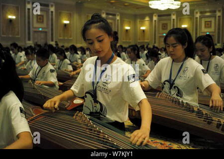 Ein Ensemble von 2500 Guzheng Darsteller führen Sie einen Guinness World Records in Macau, 21. August 2017 zu erstellen. Die ersten Macau International Guzheng Co Stockfoto