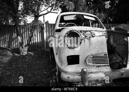 Ein rostiger, alter Wagen in schwarz-weiß Stockfoto