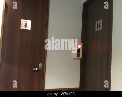 Blick auf Toiletten an einem Lanzhou Rindfleisch Hand zog noodle Restaurant von mazilu Rindfleisch Nudeln in Chiyoda, Tokio, Japan, 24. August 2017. Japanische Kunden Stockfoto
