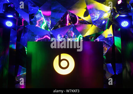 Blick auf ein Logo der Schläge an der Pop-up-store von Beats und LINE-Freunde in HKRI Taikoo Hui in Shanghai, China, 2. August 2017. Das Pop-up-store von Beat Stockfoto