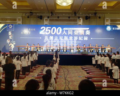 Ein Ensemble von 2500 Guzheng Darsteller führen Sie einen Guinness World Records in Macau, 21. August 2017 zu erstellen. Die ersten Macau International Guzheng Co Stockfoto