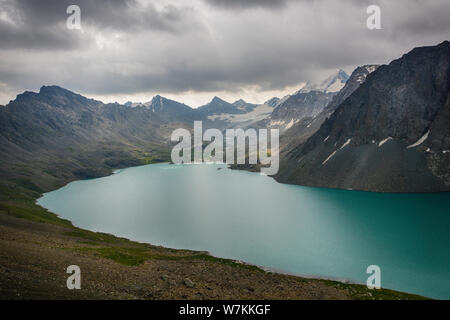 Wunderbare Berglandschaft (See, Highland, Peak, Beauty World) Malerische Aussicht in der Nähe von Alakul See in Terskey Alatoo Berge, Tjan-schan, Karakol, K Stockfoto