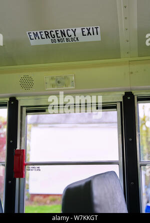 Notausgang Aufkleber an der Decke einer Schule Bus verbunden sind. Stockfoto