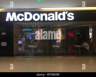 - - - - Kunden sind in einem Fastfood Restaurant von McDonald's in Shanghai, China, 7. August 2017 gesehen. Chinesische Diners möglicherweise bis 2027 e warten Stockfoto