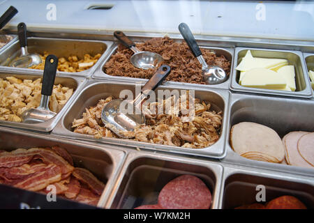 Verschiedene Arten von Fleisch, Wurst und Käse an einem sub Sandwich Restaurant. Stockfoto