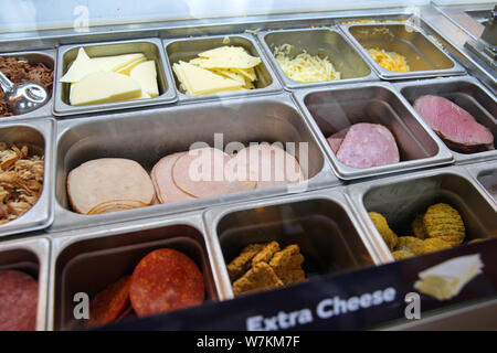 Verschiedene Arten von Fleisch, Wurst und Käse an einem sub Sandwich Restaurant. Stockfoto