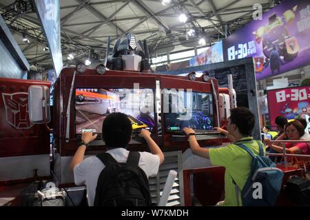 ---- Besucher probieren Sie ein elektronisches Spiel während des 15 China Digital Entertainment Expo, auch als ChinaJoy 2017 in Shanghai, China, bekannt, 27. Juli Stockfoto