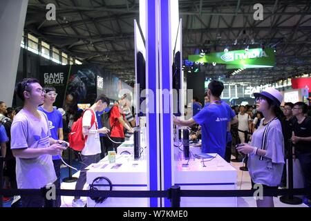 ------ Chinesischer Besucher Spielen elektronischer Spiele auf Spielkonsolen im 15. China Digital Entertainment Expo, auch als ChinaJoy 2017 bekannt, in Shan Stockfoto