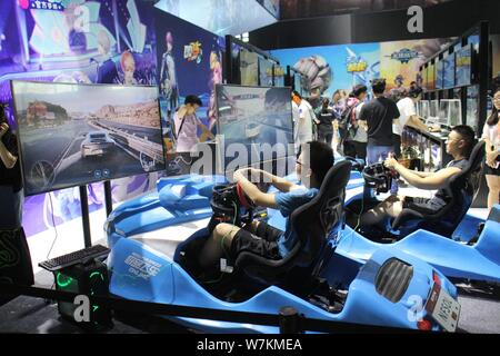 ---- Besucher versuchen, einen Rennwagen elektronisches Spiel während des 15 China Digital Entertainment Expo, auch als ChinaJoy 2017, in Shanghai, Kinn bekannt Stockfoto