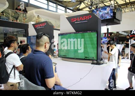 ---- Besucher probieren Sie ein Fußball-elektronischen Spiel während des 15 China Digital Entertainment Expo, auch als ChinaJoy 2017 in Shanghai, China, 2 bekannt Stockfoto