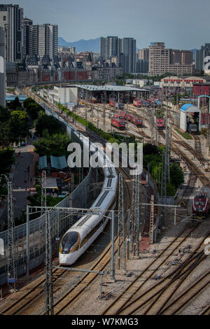 Die Blue Dolphin, Front, und die Golden Phoenix Züge von 'Fuxing 'high-speed Bullet Zug läuft auf der Pekinger ¨ CGuangzhou Eisenbahn, oder Jingguang Stockfoto