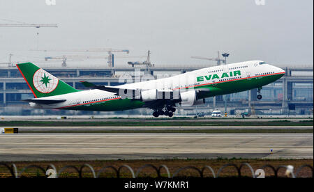 --FILE - eine Boeing 747-400 Frachtflugzeugen von EVA Airways nimmt am internationalen Flughafen Shanghai Pudong in Shanghai, China, 5. Mai 2017. EVA Ai Stockfoto