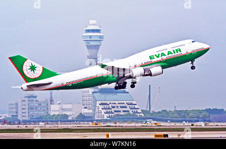 --FILE - eine Boeing 747-400 Frachtflugzeugen von EVA Airways nimmt am internationalen Flughafen Shanghai Pudong in Shanghai, China, 5. Mai 2017. EVA Ai Stockfoto