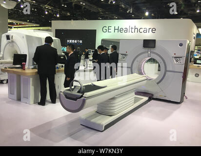 ---- Leute besuchen Sie den Stand von General Electric (GE) Healthcare während einer Ausstellung in Peking, China, 25. März 2017. General Electric (GE) anno Stockfoto