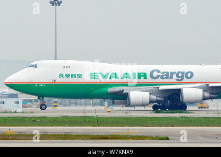 --FILE - eine Boeing 747-400 Frachtflugzeugen von EVA Airways nimmt am internationalen Flughafen Shanghai Pudong in Shanghai, China, 5. Mai 2017. EVA Ai Stockfoto