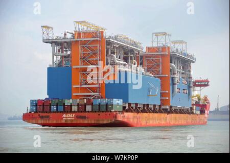 Die 'Red Box Audax "semi-submersible marine Heavy Transport Schiff mit den beiden letzten Modul Herstellungen für Yamal LNG, Liquefied Natural Gas geladen Stockfoto